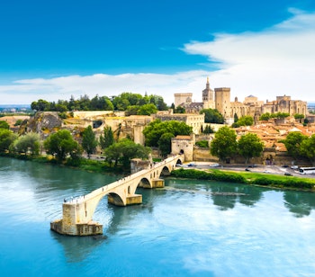 Historiske Saint Bénézet-broen over Rhône-floden i Avignon på en smuk sommerdag i Frankrig