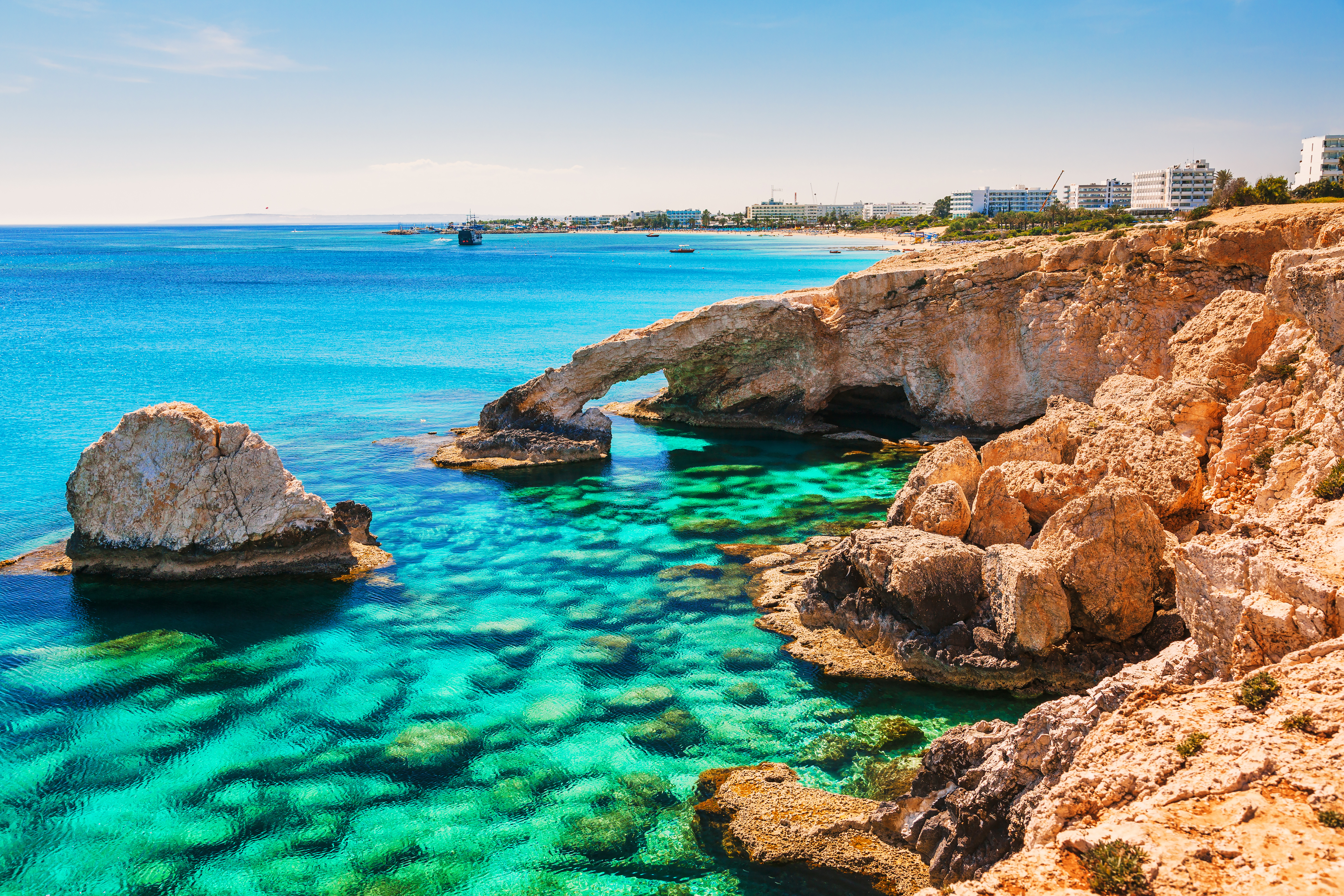 Krystalklart tyrkisblåt vand og kalkstensklipper ved Ayia Napa strand på Cypern