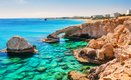 Krystalklart tyrkisblåt vand og kalkstensklipper ved Ayia Napa strand på Cypern