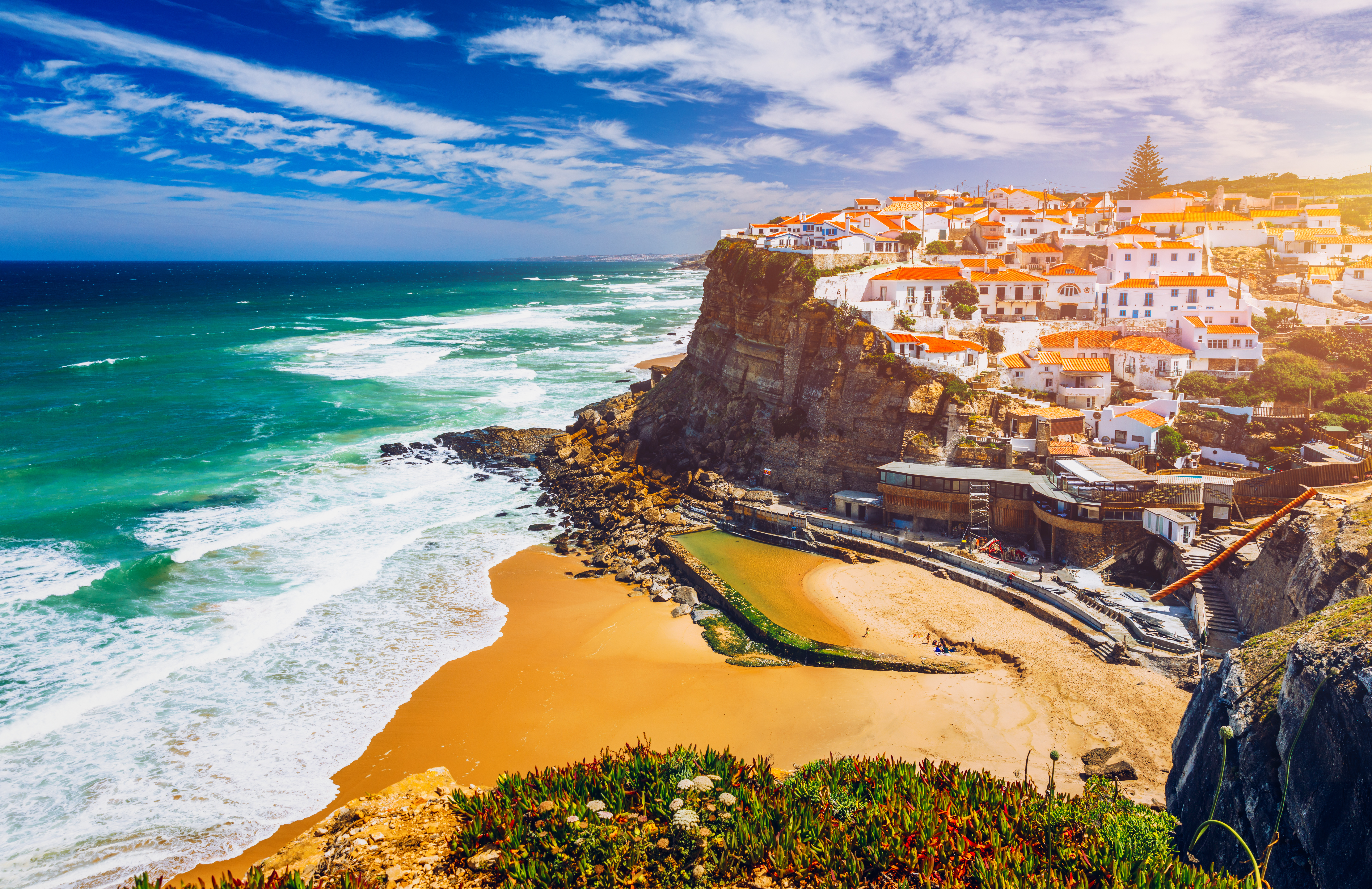 Smuk udsigt over den hvide kystby Azenhas do Mar med dramatiske klipper og turkisblåt hav i Sintra, Portugal