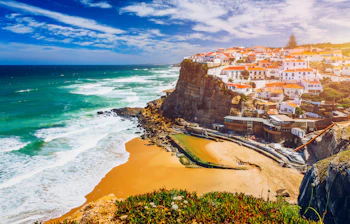Smuk udsigt over den hvide kystby Azenhas do Mar med dramatiske klipper og turkisblåt hav i Sintra, Portugal