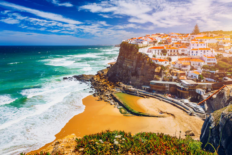 Smuk udsigt over den hvide kystby Azenhas do Mar med dramatiske klipper og turkisblåt hav i Sintra, Portugal