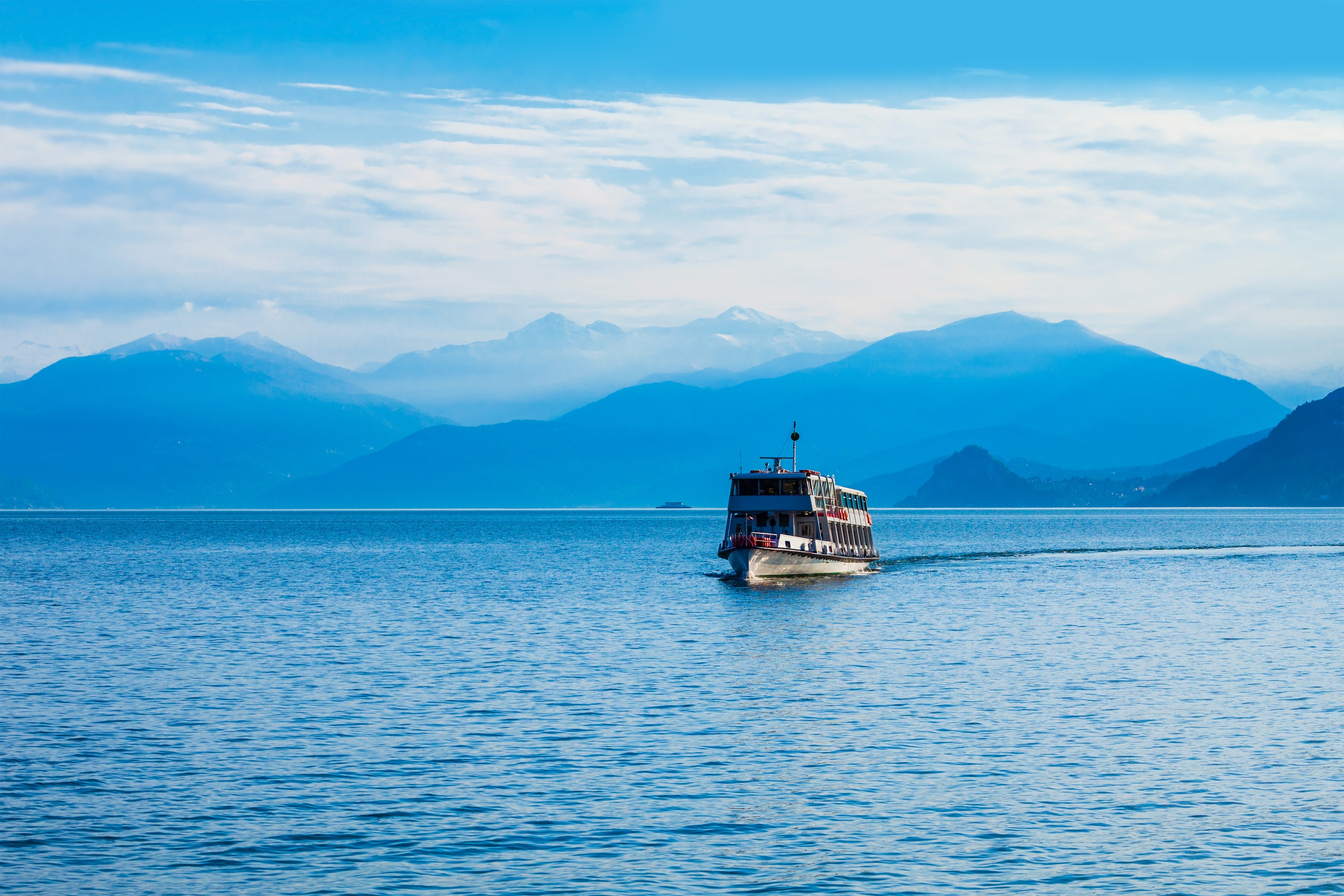 Båd til Isola Bella fra Stresa by på Lago Maggiore i Italien med udsigt til Borromeo-øerne.