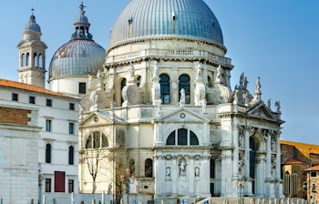 Traditionel baad paa Canal Grande med den ikoniske Basilica di Santa Maria della Salute i baggrunden, Venedig, Italien
