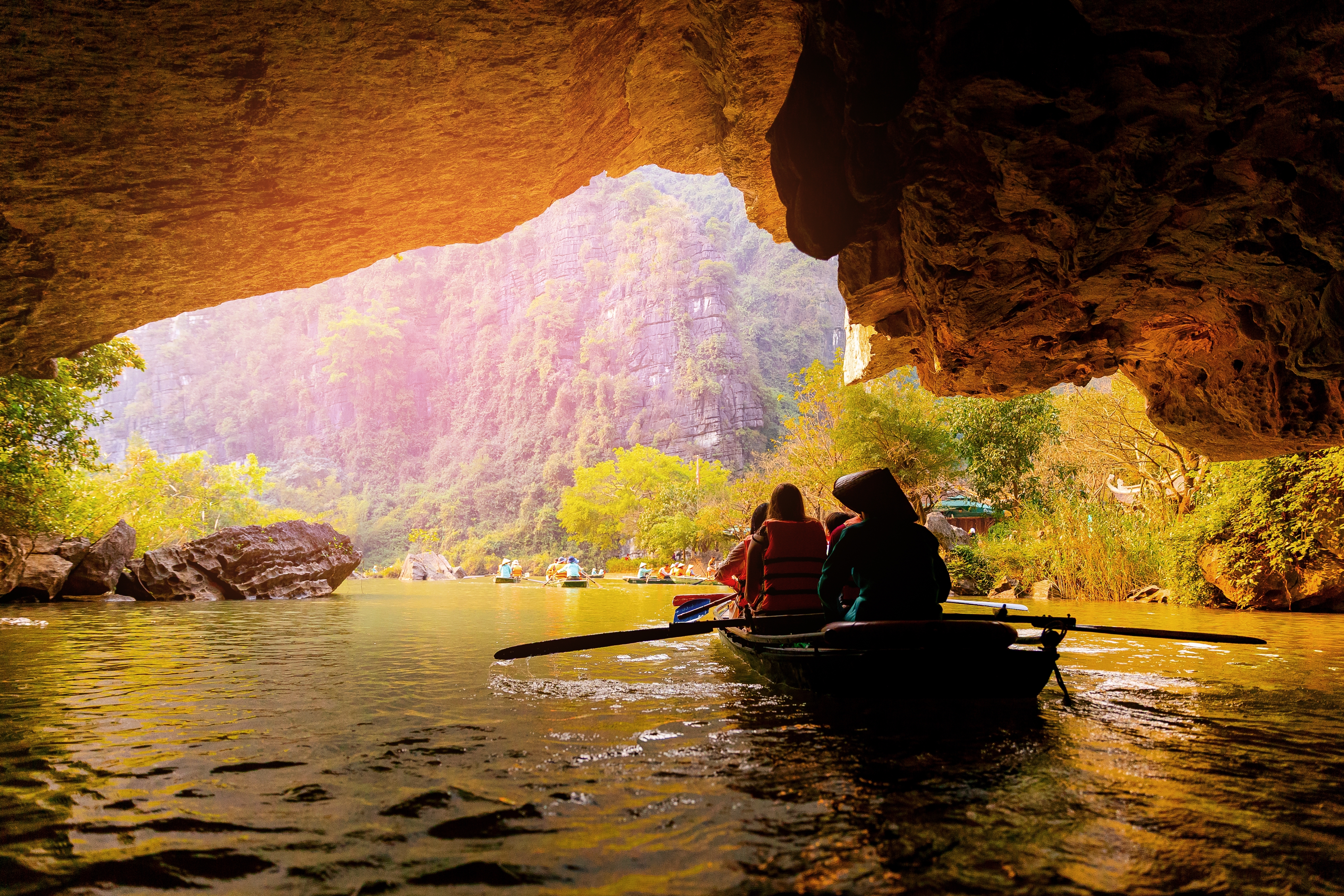 Rolig bådudflugt gennem naturlig grotte med kalkstensklipper ved Trang An i Ninh Binh, Vietnam