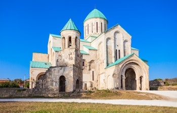 Det historiske Bagrati Katedral fra 1000-tallet i Kutaisi, Georgien, med sin karakteristiske middelalderlige arkitektur og UNESCO verdensarvstatus