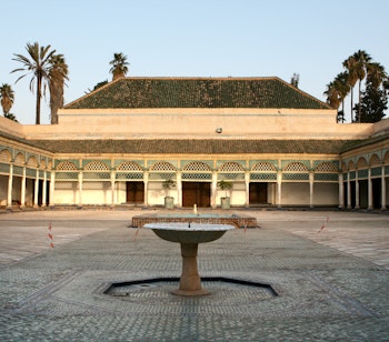 Farverig indgang til det historiske Bahia-palads i Marrakech med traditionel marokkansk arkitektur