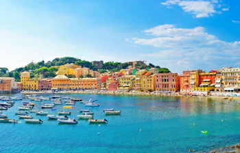 Idyllisk udsigt over Baia del Silenzio i Sestri Levante med farverige bygninger langs den italienske middelhavskyst på en solrig sommerdag