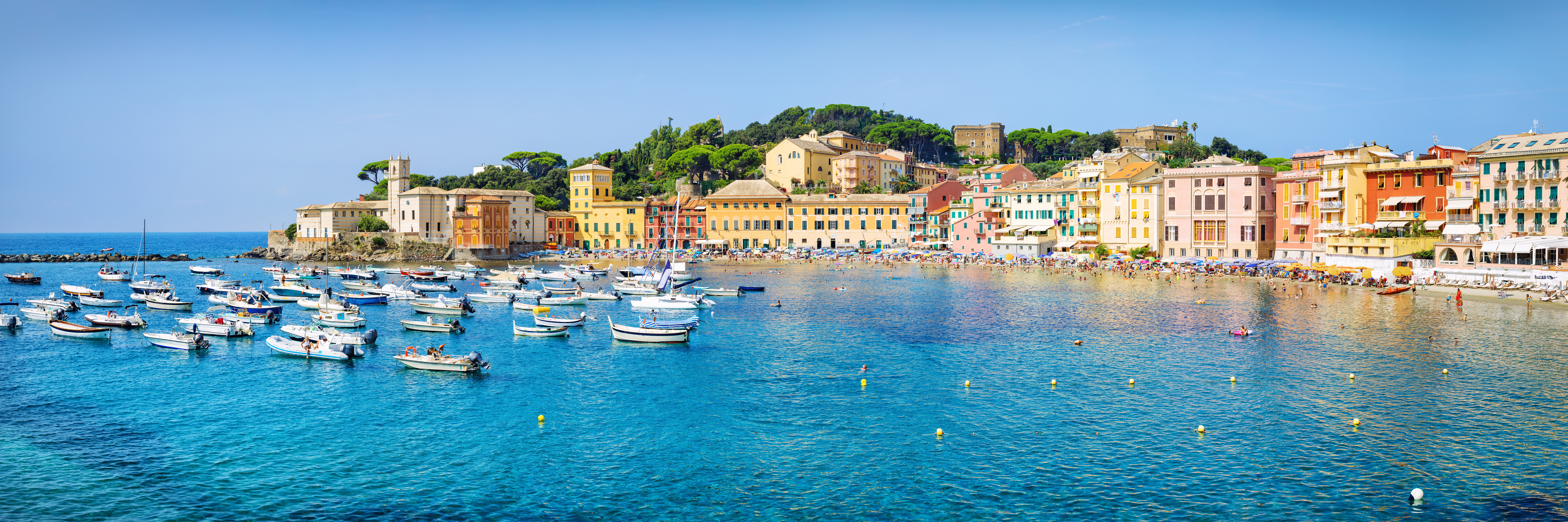 Smuk panoramaudsigt over Baia del Silenzio i Sestri Levante på den liguriske kyst, med farverige bygninger og azurblåt hav - base for vores rejse til Cinque Terre