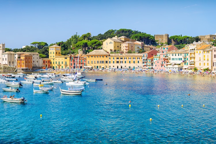 Smuk panoramaudsigt over Baia del Silenzio i Sestri Levante på den liguriske kyst, med farverige bygninger og azurblåt hav - base for vores rejse til Cinque Terre