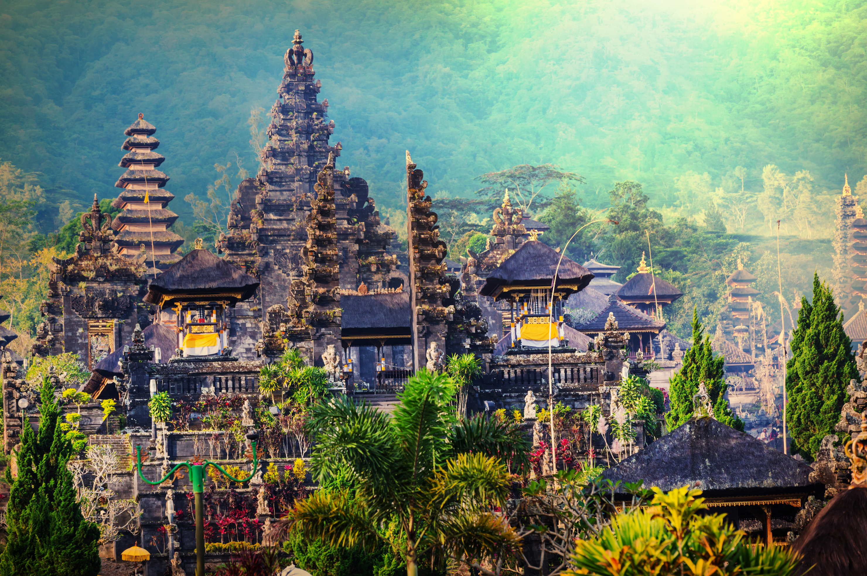 Traditionelt balinesisk hindutempel med pagoder og tropisk landskab på Bali, Indonesien
