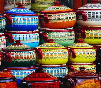 Traditionelle balkan keramikpotter med farverige mønstre på souvenirmarked