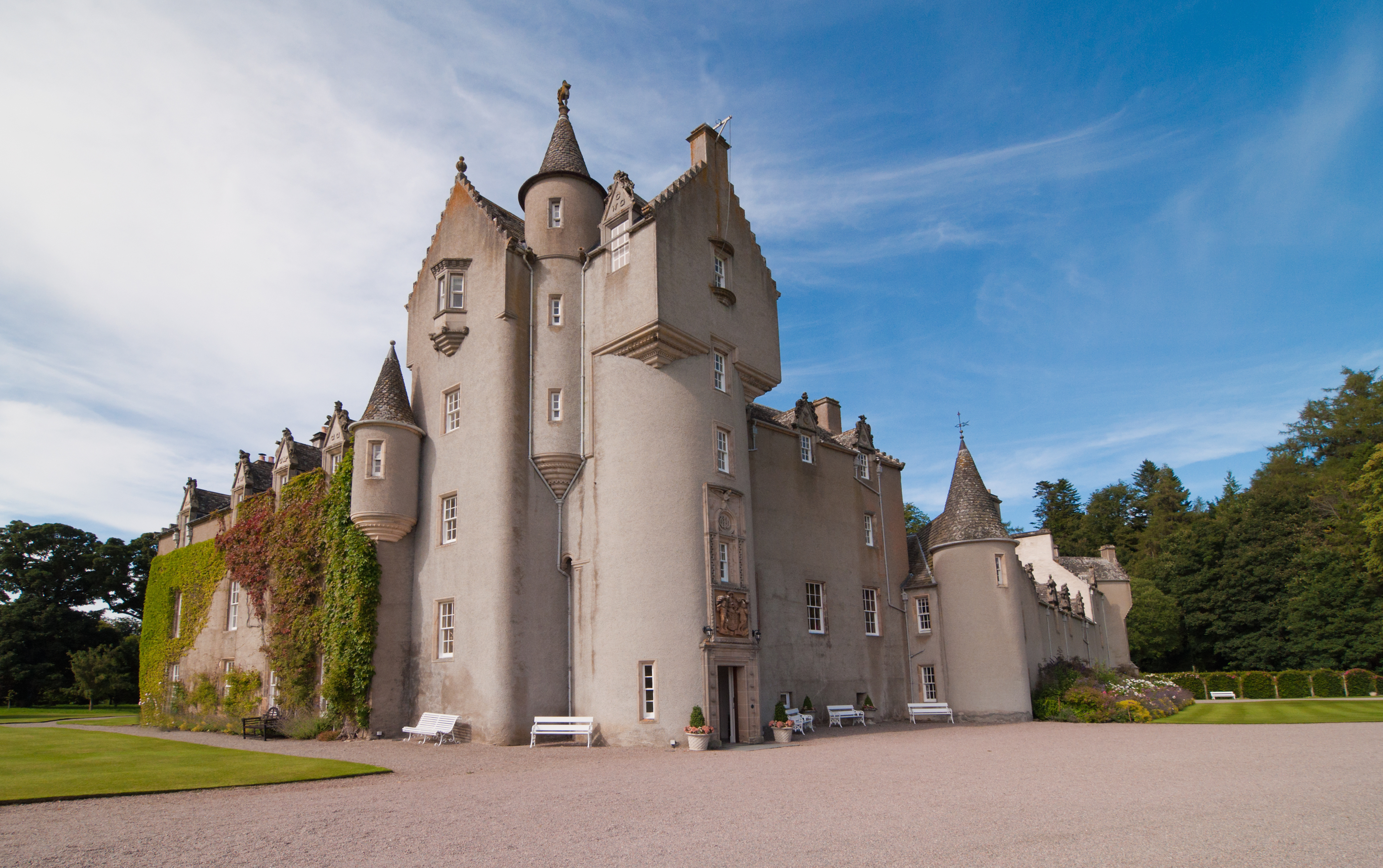 Ballindalloch Castle i Skotland - et eventyrligt skotsk slot med tårne og efeuklædte mure omgivet af velplejet have