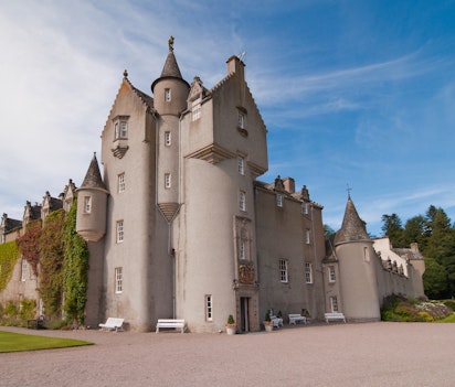 Ballindalloch Castle i Skotland - et eventyrligt skotsk slot med tårne og efeuklædte mure omgivet af velplejet have