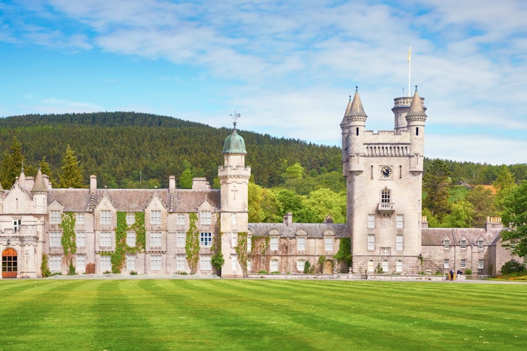 Balmoral Slot med historiske stentårne og grønne plæner i Skotland