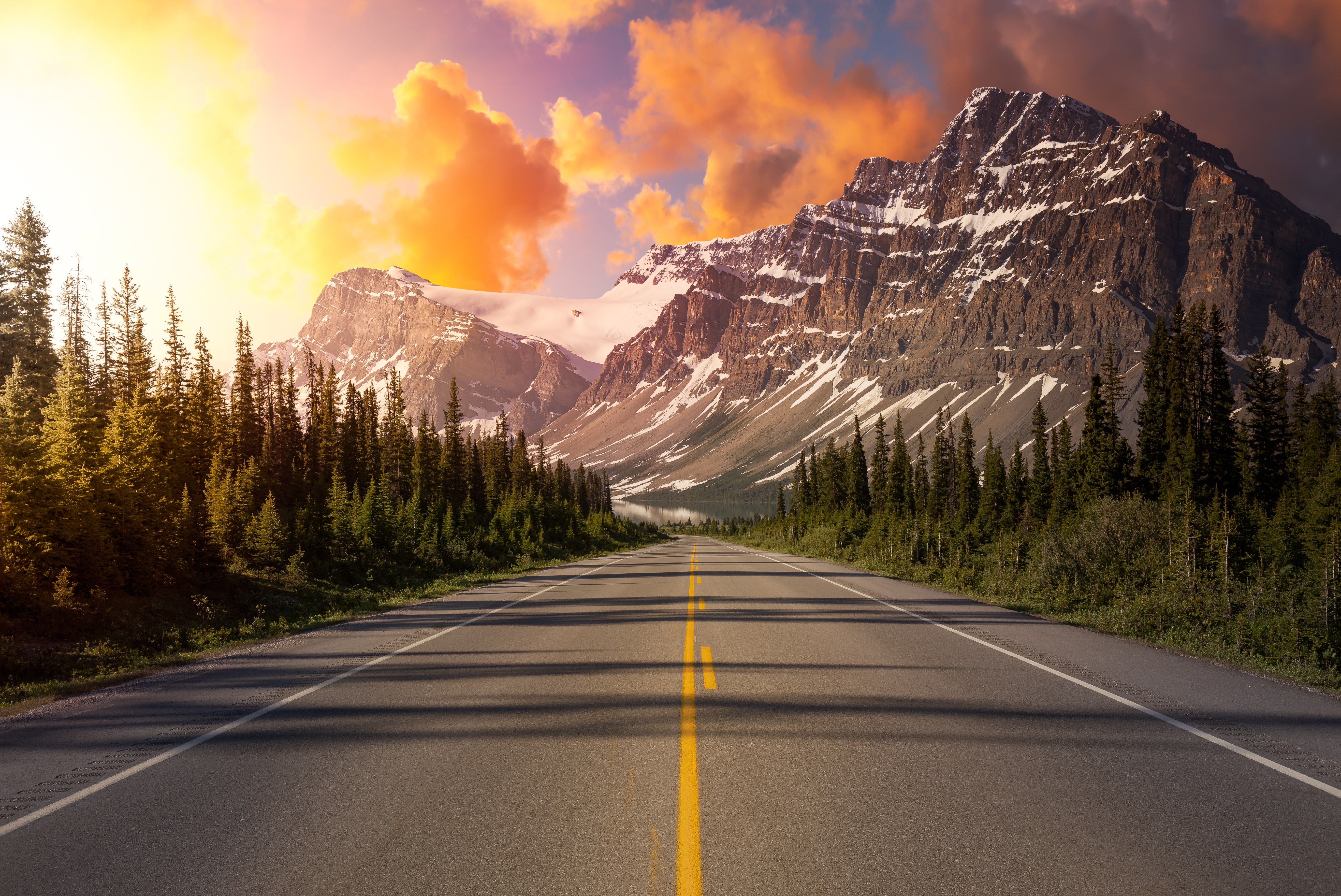 Spektakulær bjergvej gennem Banff Nationalpark i Canada ved solnedgang