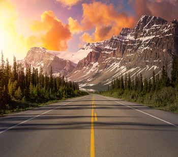 Spektakulær bjergvej gennem Banff Nationalpark i Canada ved solnedgang