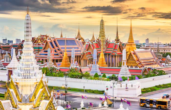 Det Store Palads og Wat Phra Kaew tempelkompleks i Bangkok Thailand ved solnedgang