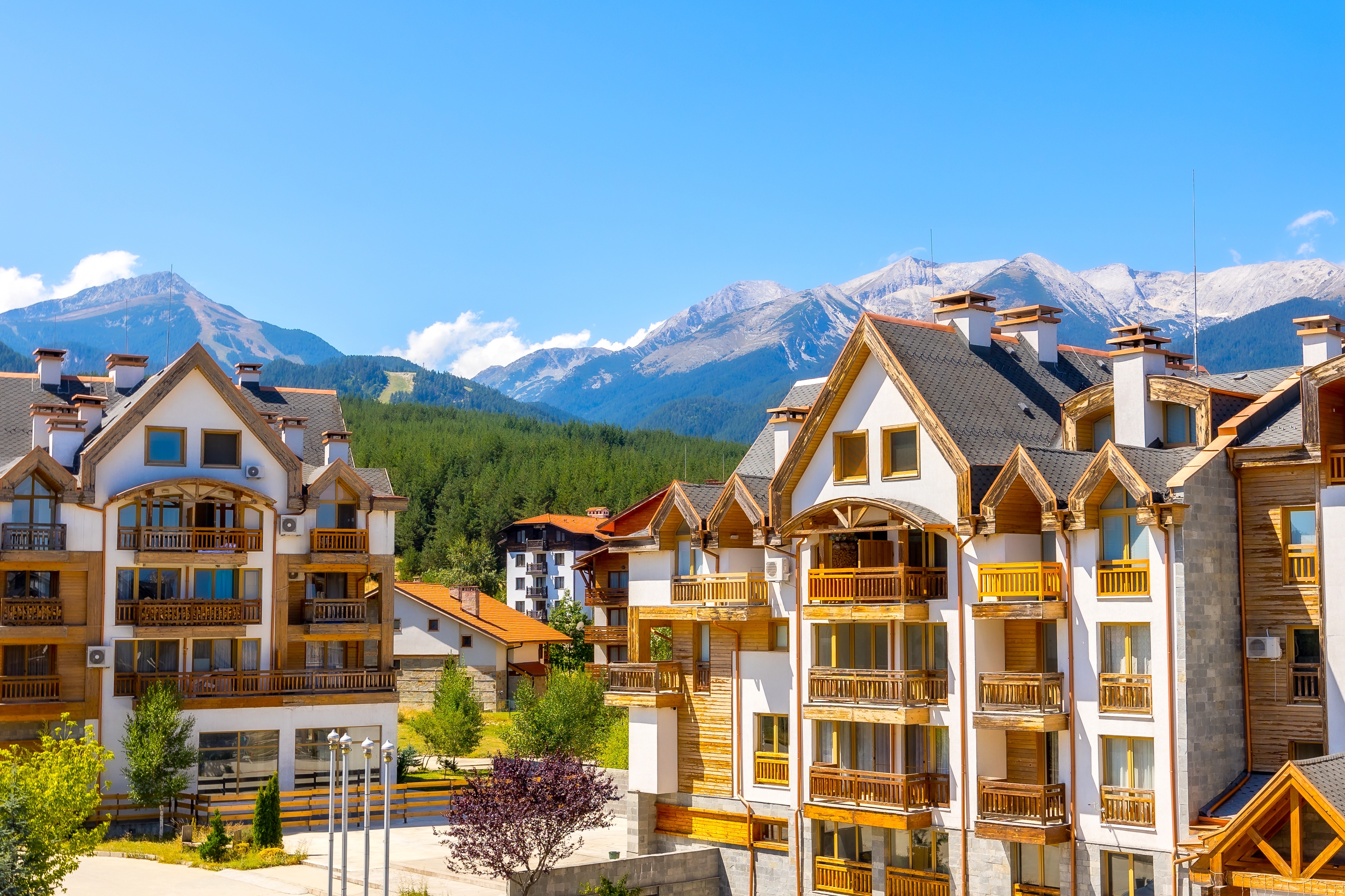 Smukke alpine chalets i Bansko feriested med Pirin bjergene i baggrunden