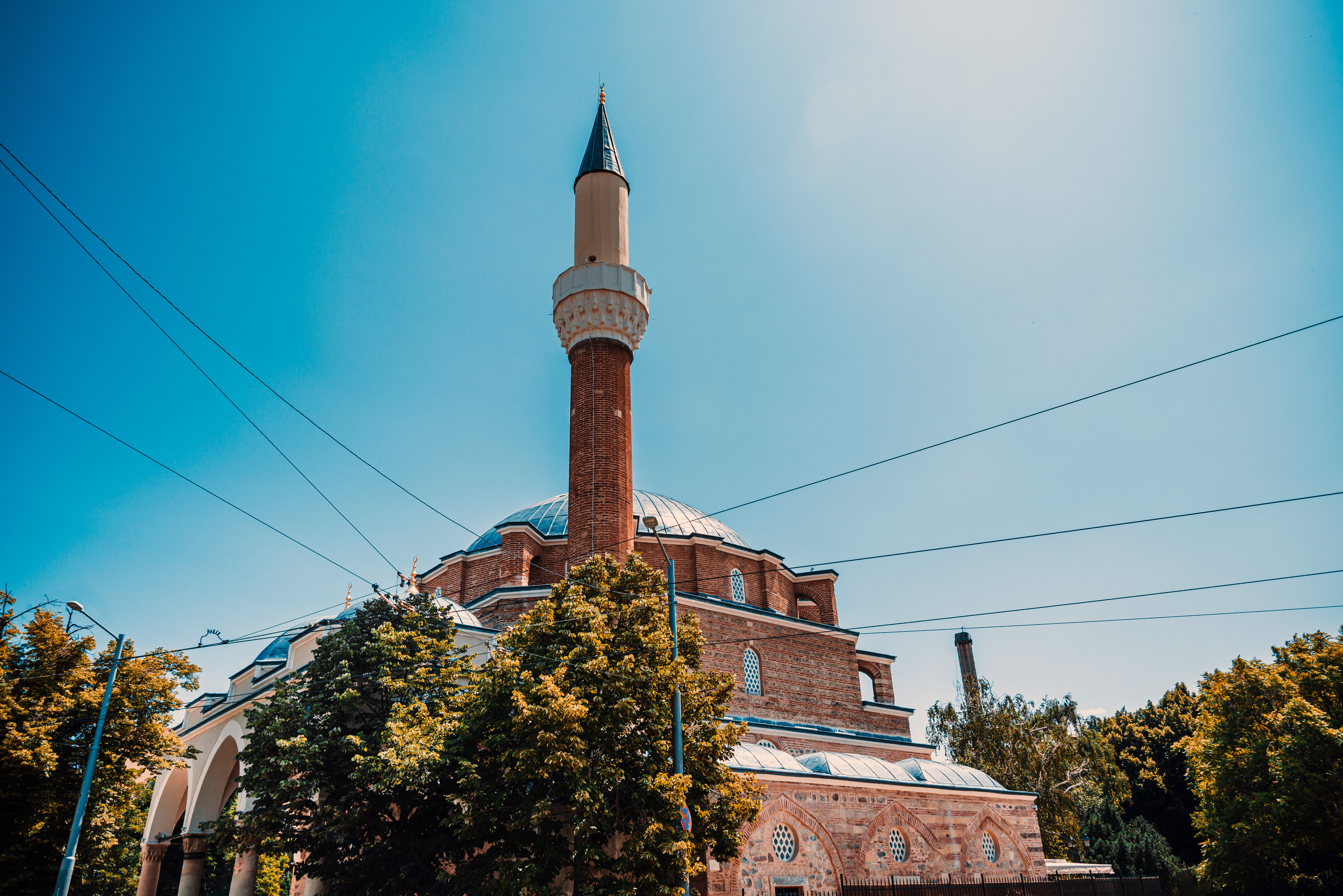 Historiske Banya Bashi Moske med rød mursten arkitektur i Sofia Bulgarien