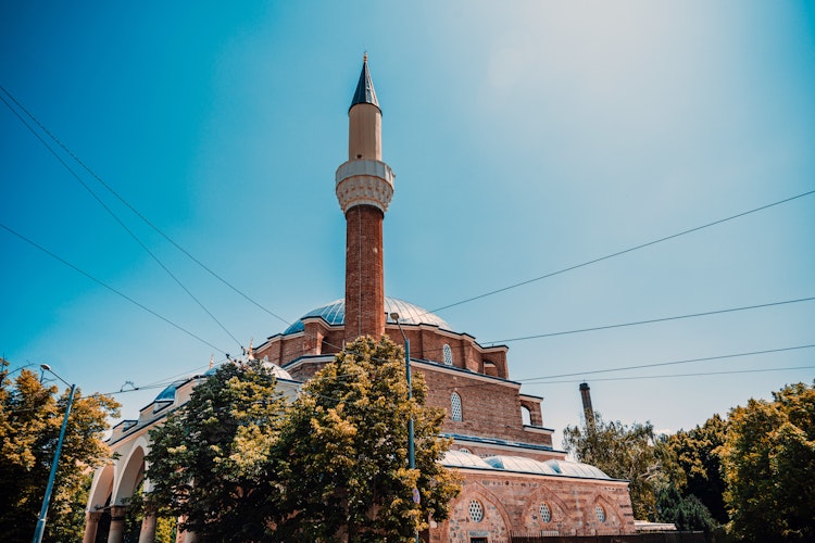 Historiske Banya Bashi Moske med rød mursten arkitektur i Sofia Bulgarien
