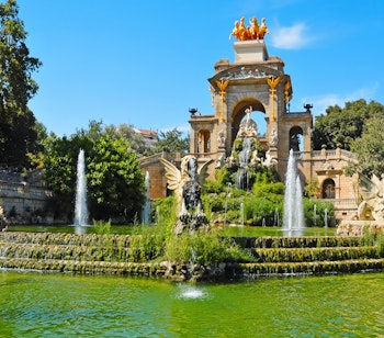 Den storslåede Cascada-fontæne med dekorative skulpturer og faldende vand i Parc de la Ciutadella, et historisk vartegn og populær turistattraktion i Barcelona, Spanien