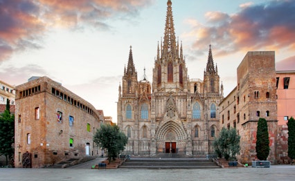 Den gotiske Barcelona Katedral med imponerende tårne og spir i hjertet af Cataloniens hovedstad