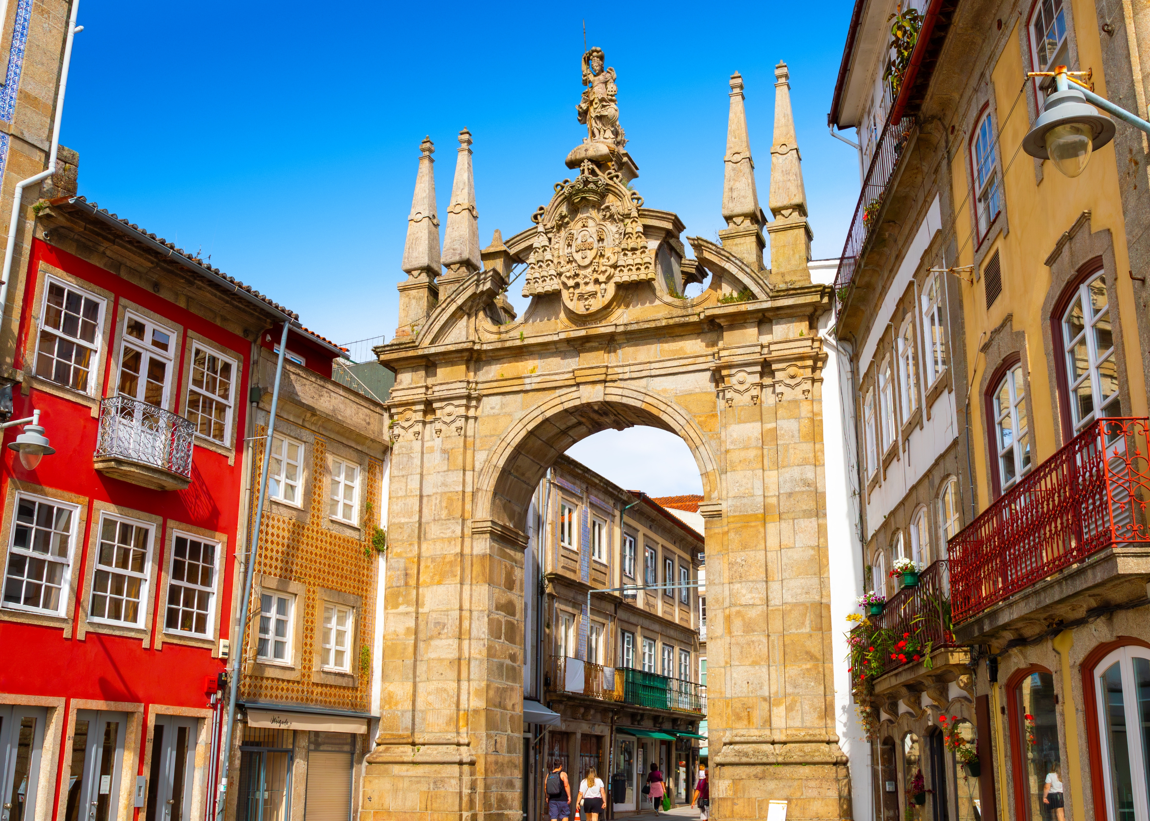 Arco da Porta Nova, barok buegang ved indgangen til Bragas historiske bykerne i Portugal