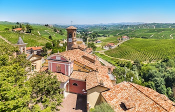 Den historiske vinby Barolo omgivet af bølgende bakker med vinmarker i Piemonte-regionen i Norditalien