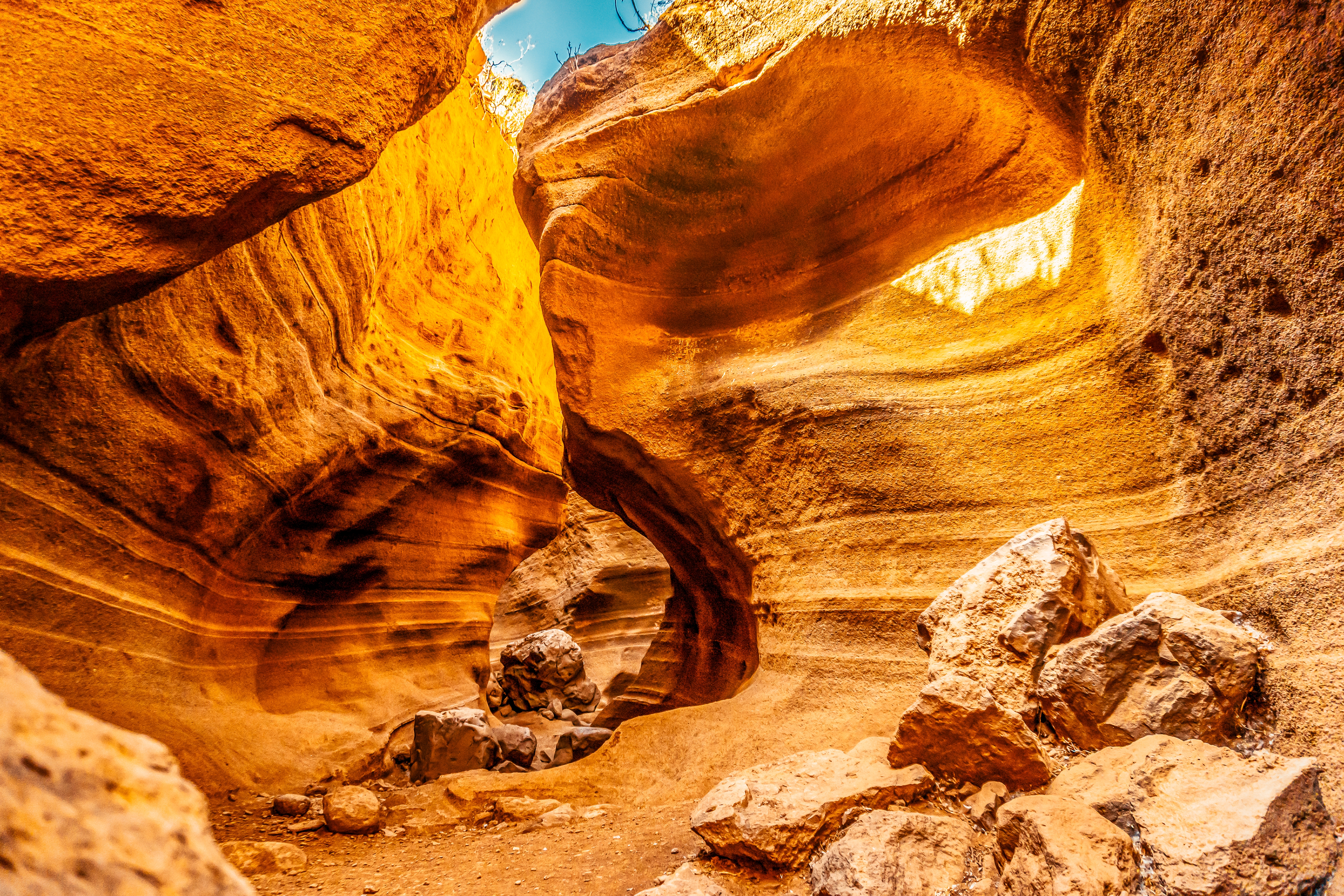 Spektakulær orange sandstenskløft Barranco de las Vacas med bølgende vægge på Gran Canaria, Spanien