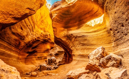 Spektakulær orange sandstenskløft Barranco de las Vacas med bølgende vægge på Gran Canaria, Spanien