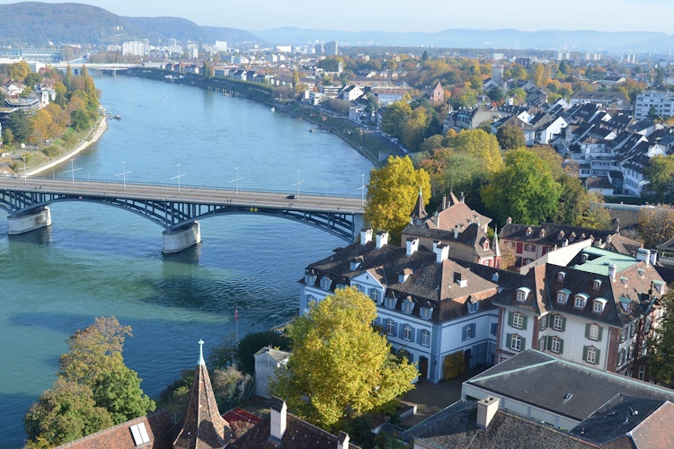 Luftfoto af Basel i Schweiz med Rhinen bro og historisk bydel i efterårsfarver