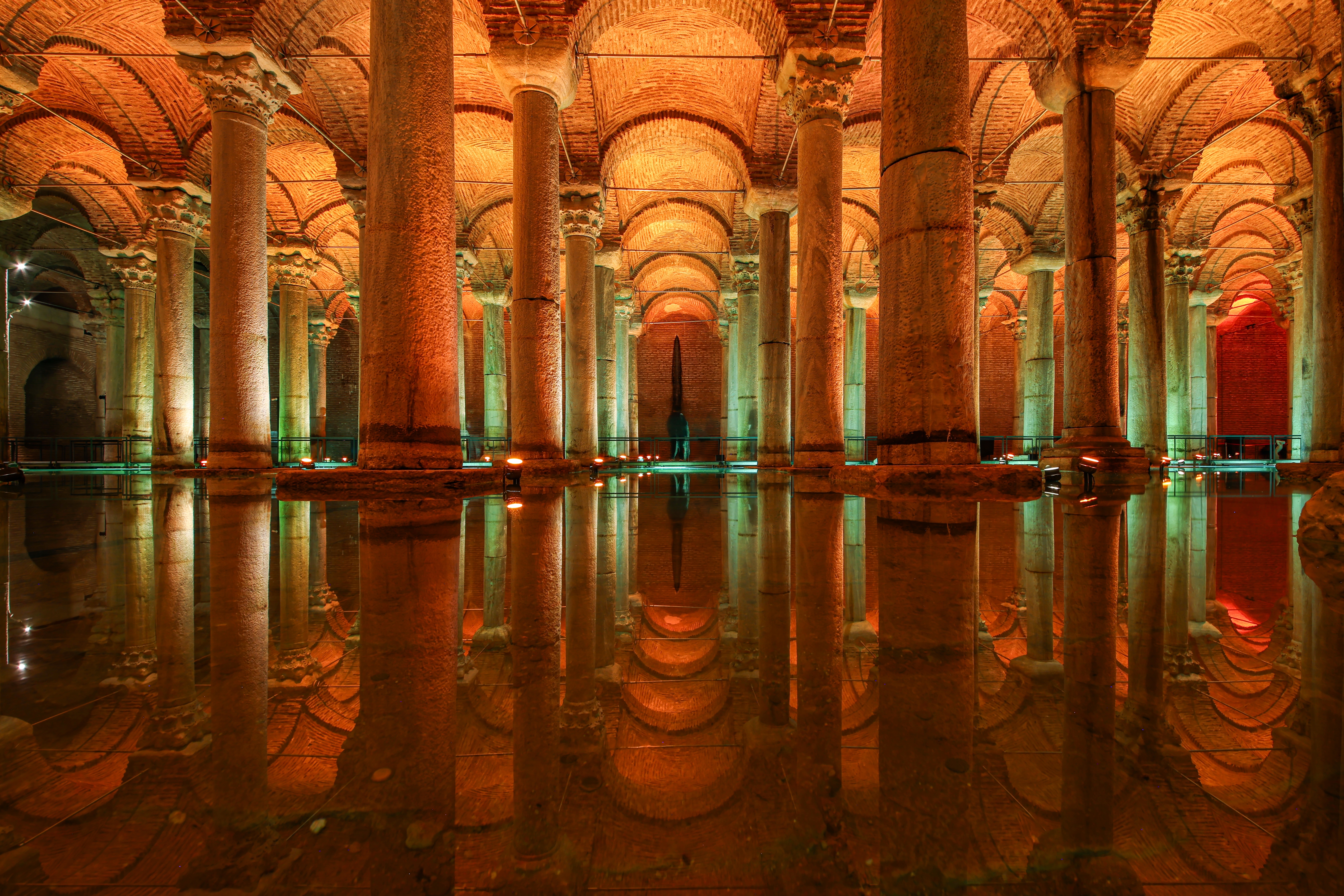 Den historiske Basilika-cisterne i Istanbul med oplyste søjler og smukke vandrefleksioner på kulturrejse til Tyrkiet