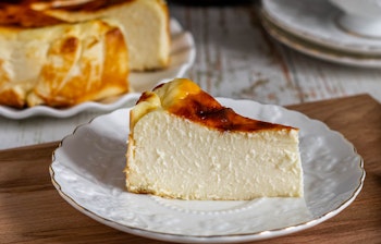 Baskisk brændt cheesecake fra San Sebastian med karamelliseret top og cremet konsistens, en lokal spansk dessertspecialitet