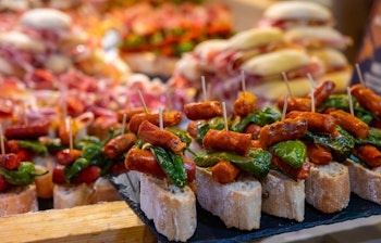 Et udvalg af baskiske pinchos i en bar i Bilbao, Spanien