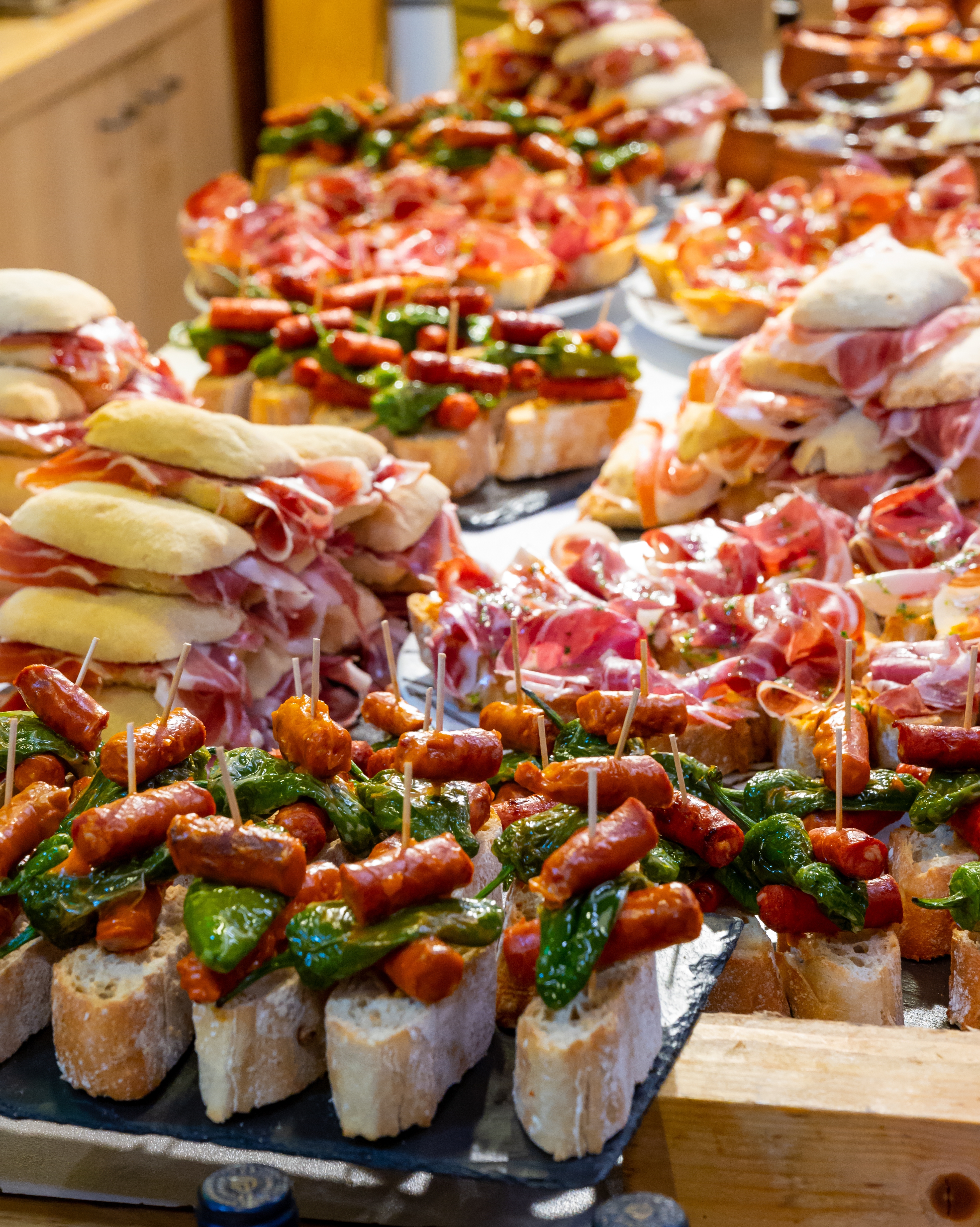 Farverige baskiske pintxos i en tapasbar i Bilbao - traditionelle spanske gourmetsnacks med forskellige toppings