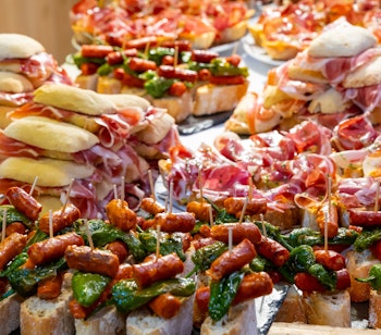 Farverige baskiske pintxos i en tapasbar i Bilbao - traditionelle spanske gourmetsnacks med forskellige toppings