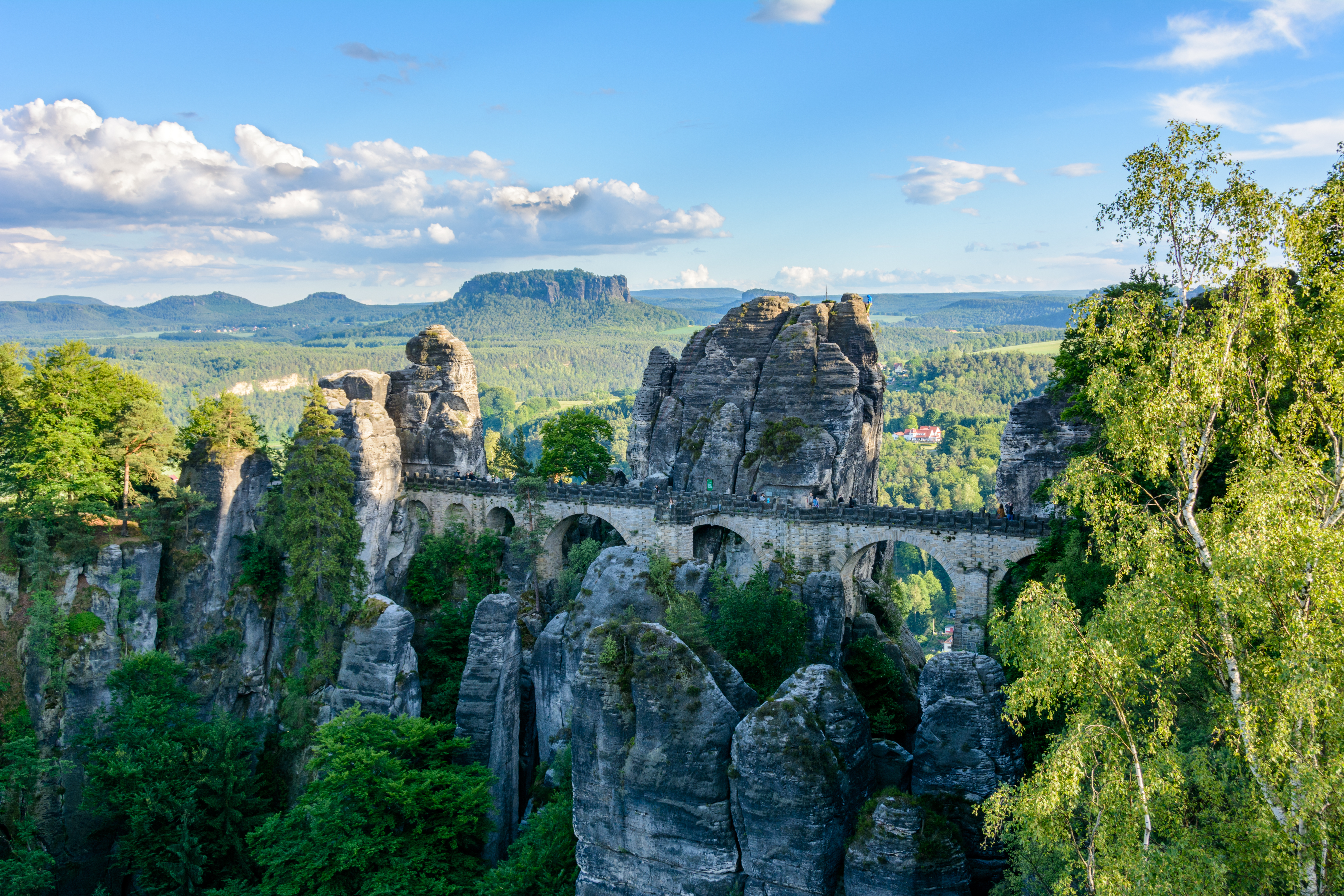 Bastei bro i Sachsisk Schweiz med spektakulære sandstensformationer og grøn skov i Tyskland