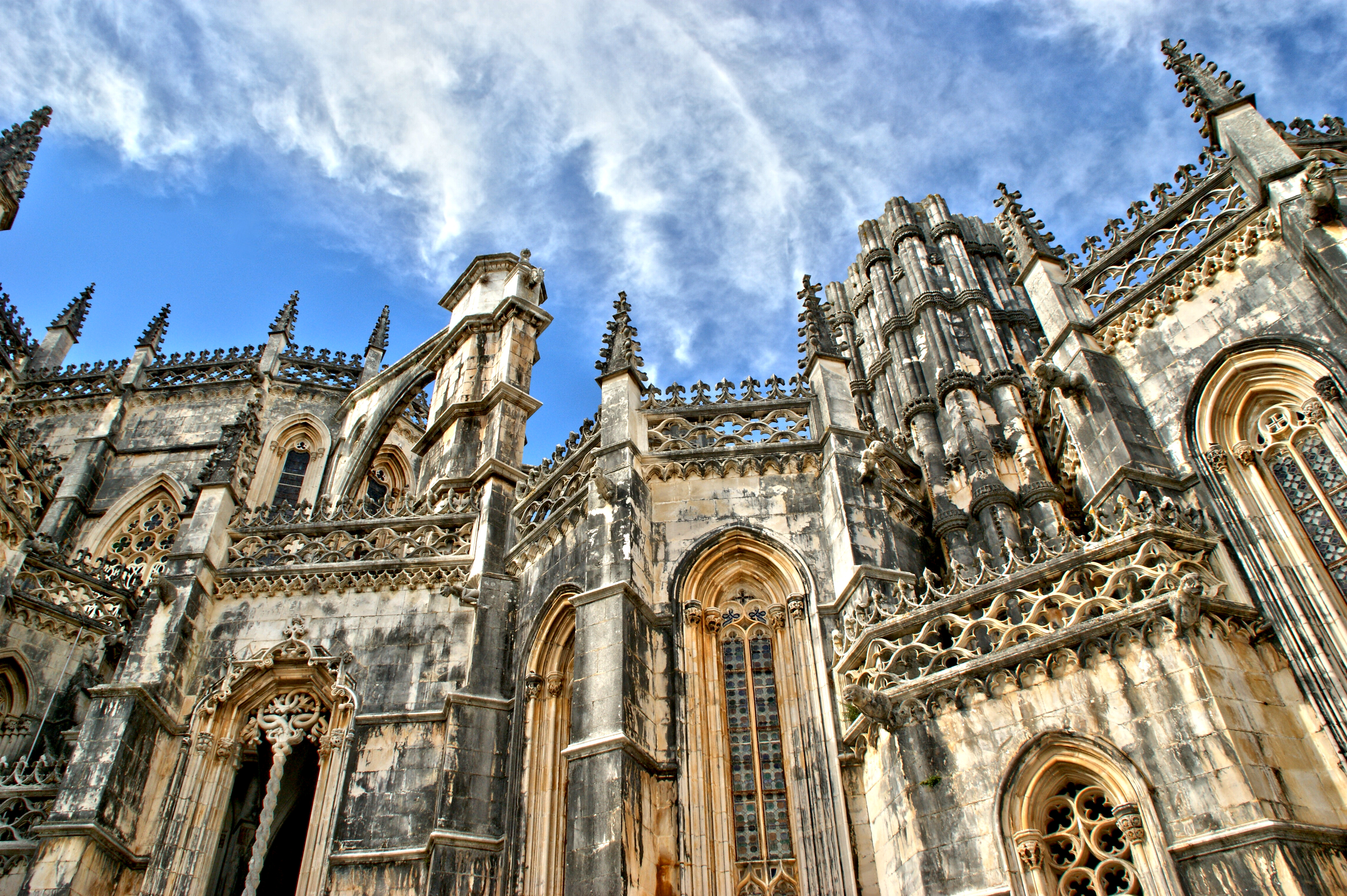Imponerende gotisk arkitektur på det historiske Batalha kloster i Portugal med detaljerige stenfacader og tårne
