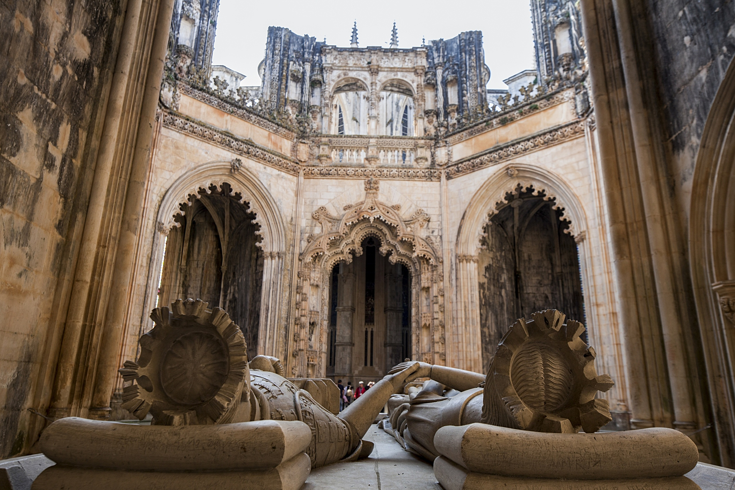 Gotiske stengrave og prydede buer inde i Batalha Kloster Portugal
