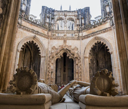 Gotiske stengrave og prydede buer inde i Batalha Kloster Portugal
