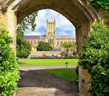 Panoramaudsigt over den historiske by Bath i Somerset med dens karakteristiske honningfarvede georgianske bygninger, Bath Abbey og floden Avon omgivet af grønne bakker