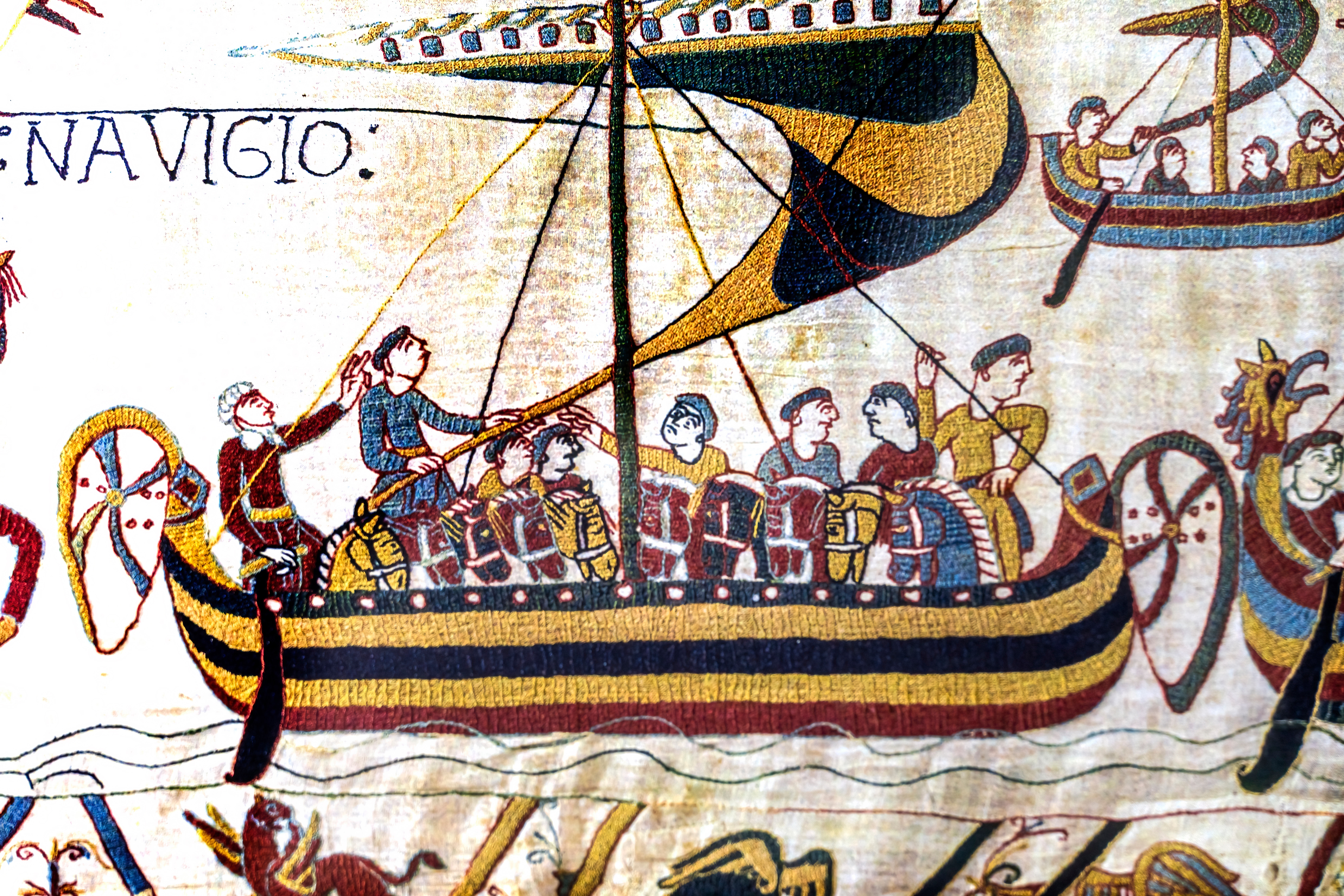 Det historiske Bayeux Tapetet med normanniske skibe fra 1066 erobringen af England