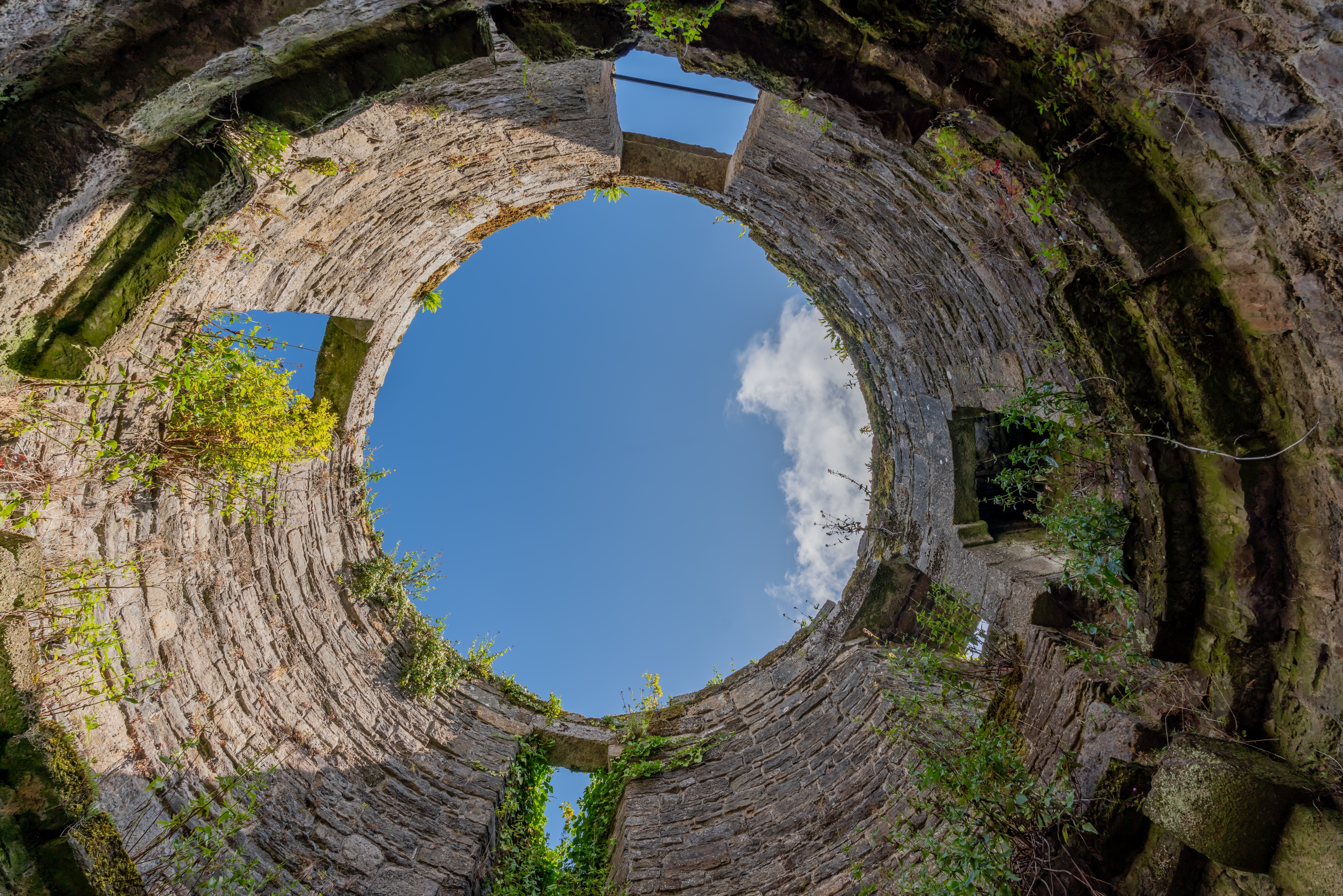 Beaumaris Castle på Anglesey - en af Edward I's imponerende borge i Nordwales og UNESCO verdensarv med velbevarede ruiner fra middelalderen