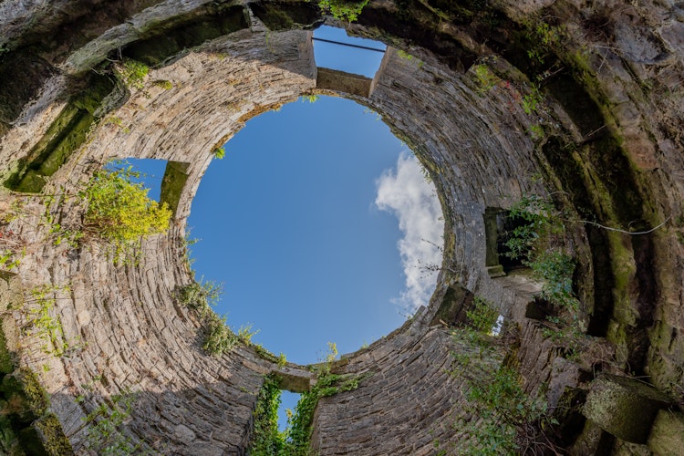 Beaumaris Castle på Anglesey - en af Edward I's imponerende borge i Nordwales og UNESCO verdensarv med velbevarede ruiner fra middelalderen