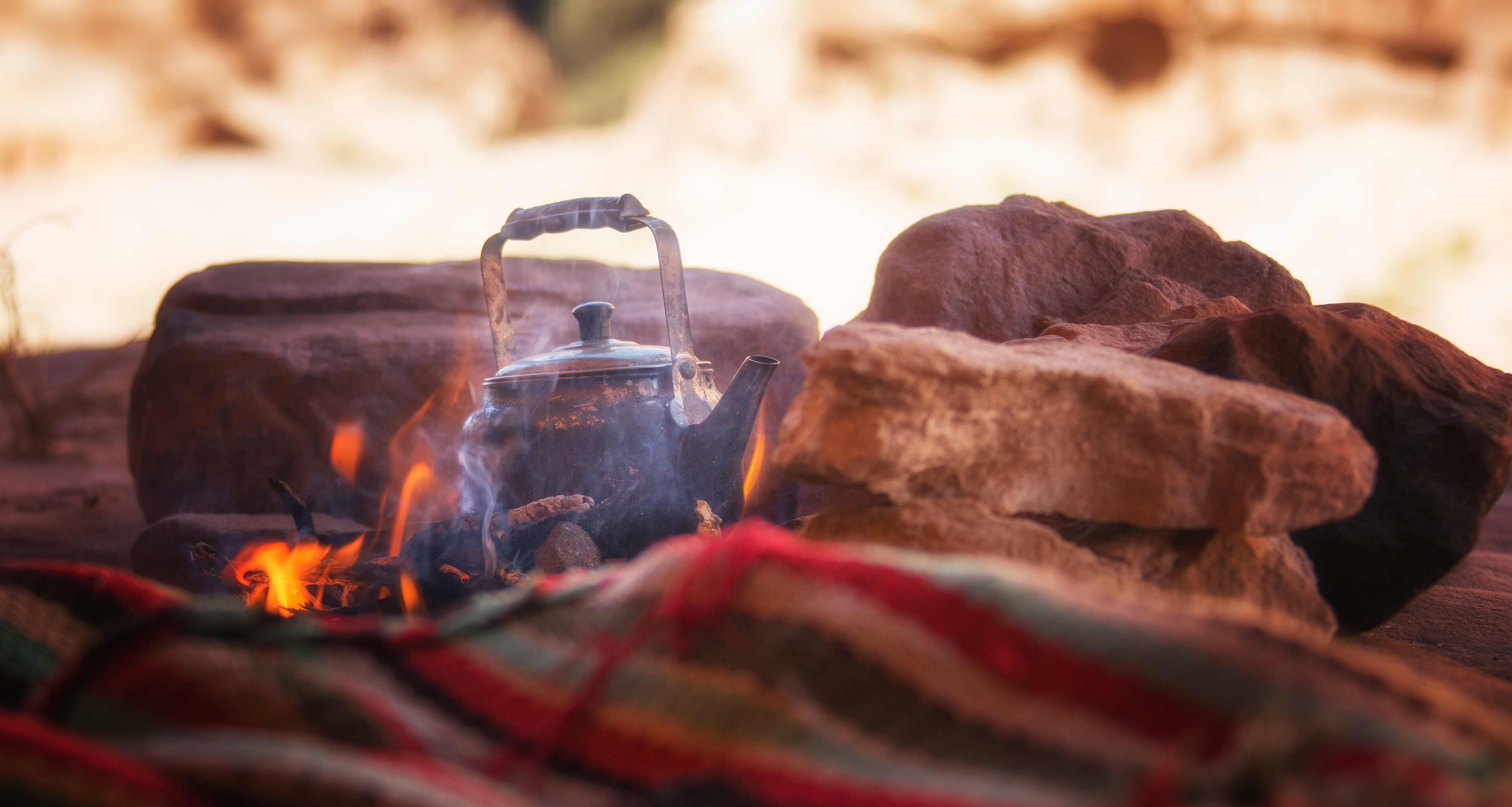 Traditionel beduinte ceremoni med vintage tekande ved baal i oerkenlandskab