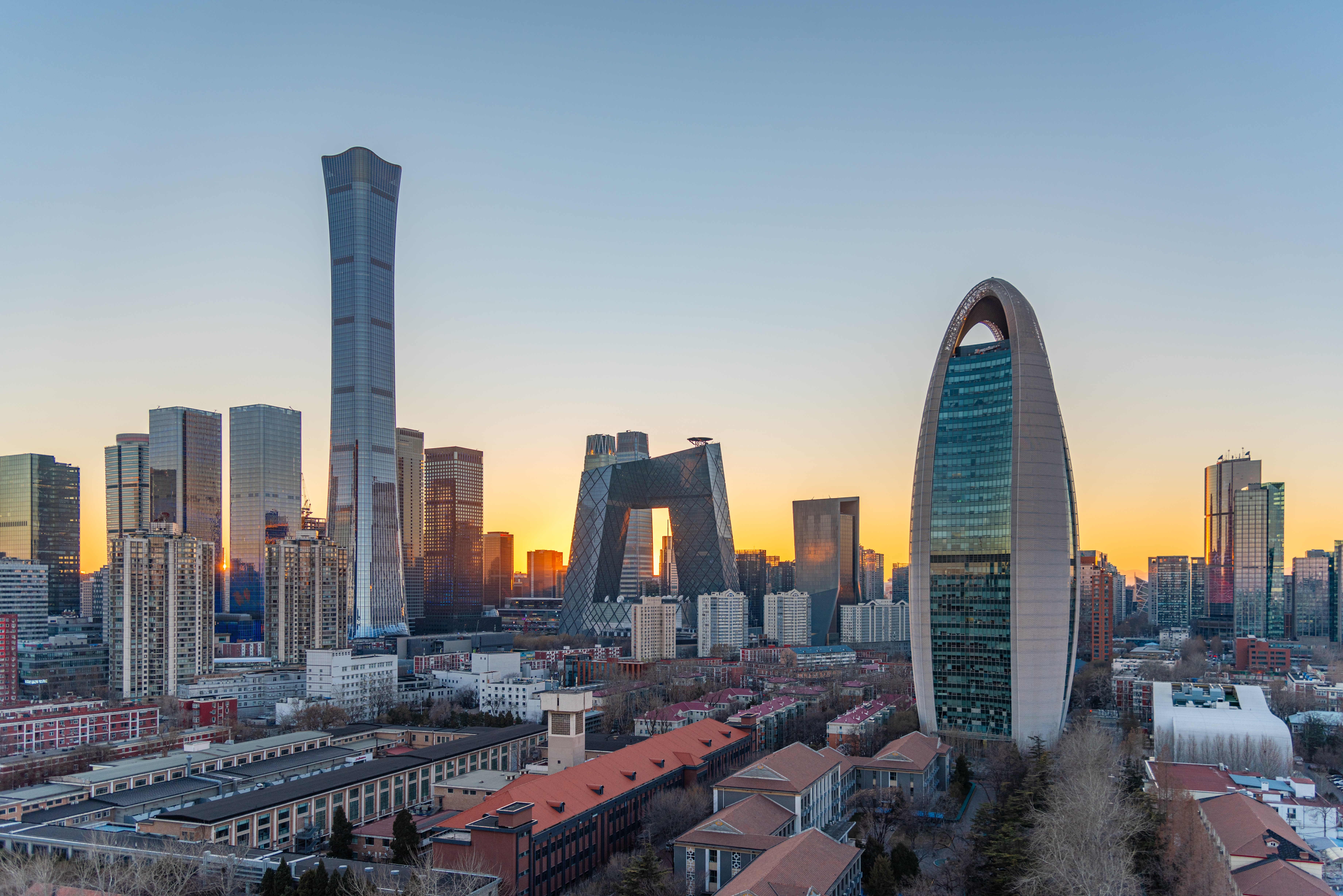Beijing moderne skyline med CCTV tårnet og skyskrabere ved solnedgang