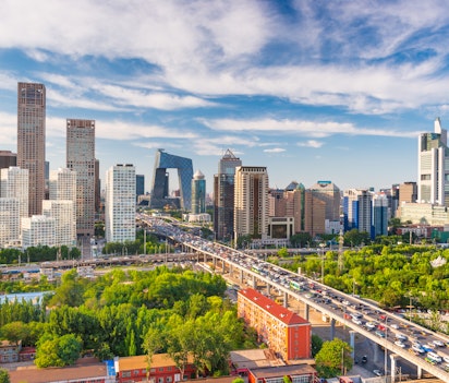 Beijing moderne skyline med skyskrabere og motorvej på en solskinsdag