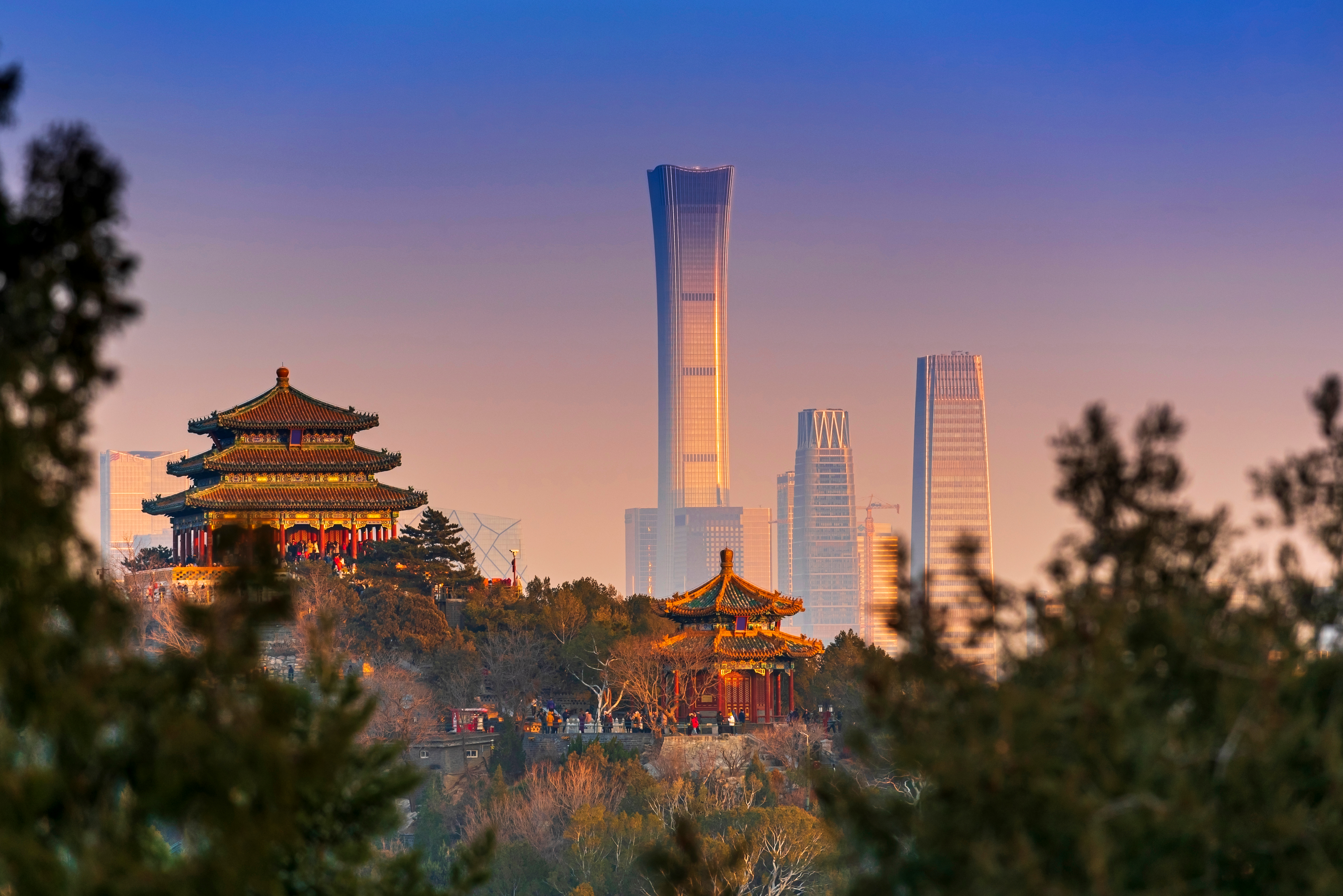 Beijing solnedgang med traditionel pagode og moderne skyskrabere