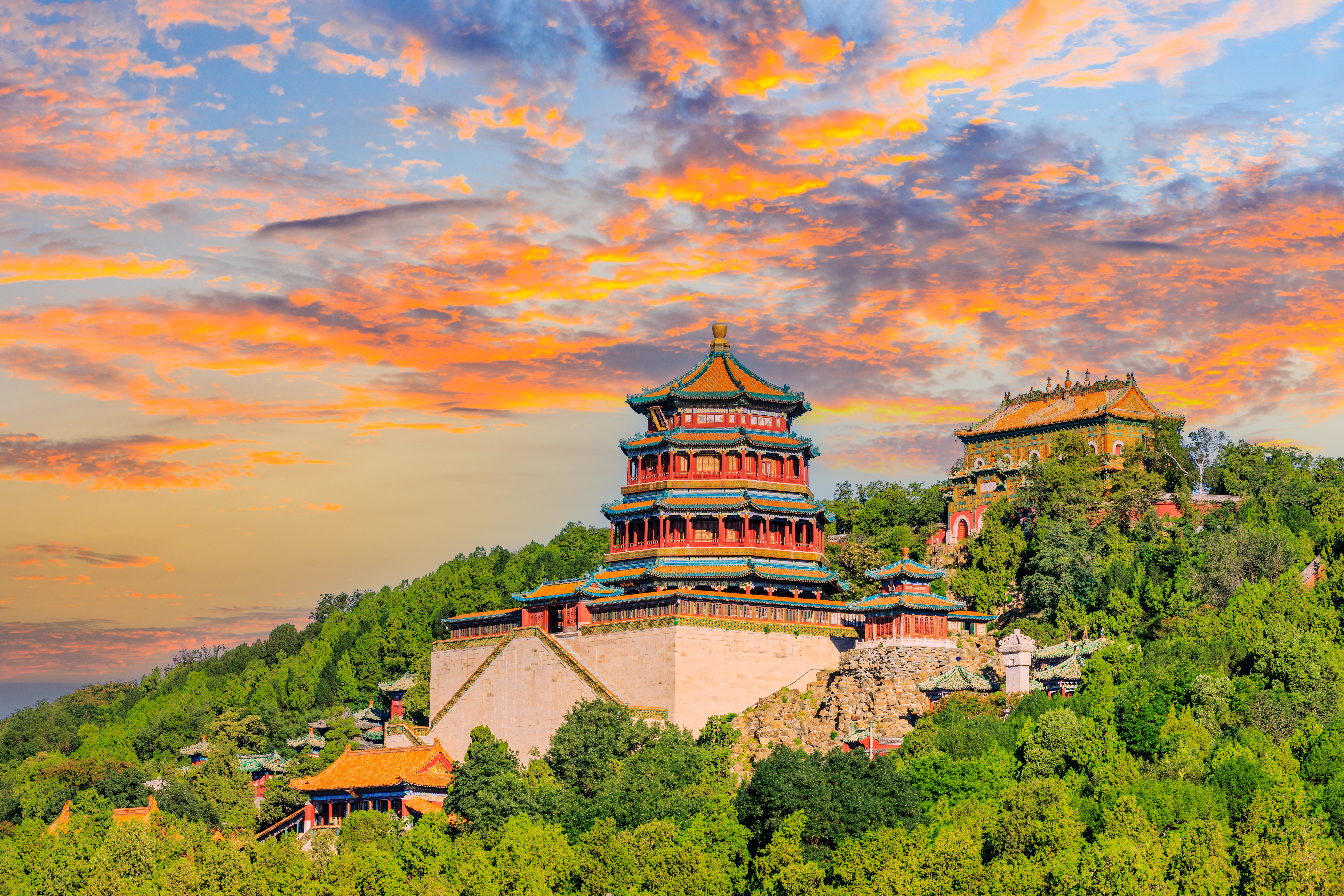 Kejserens Sommerpalads i Beijing ved solnedgang med traditionel kinesisk arkitektur og dramatisk himmel